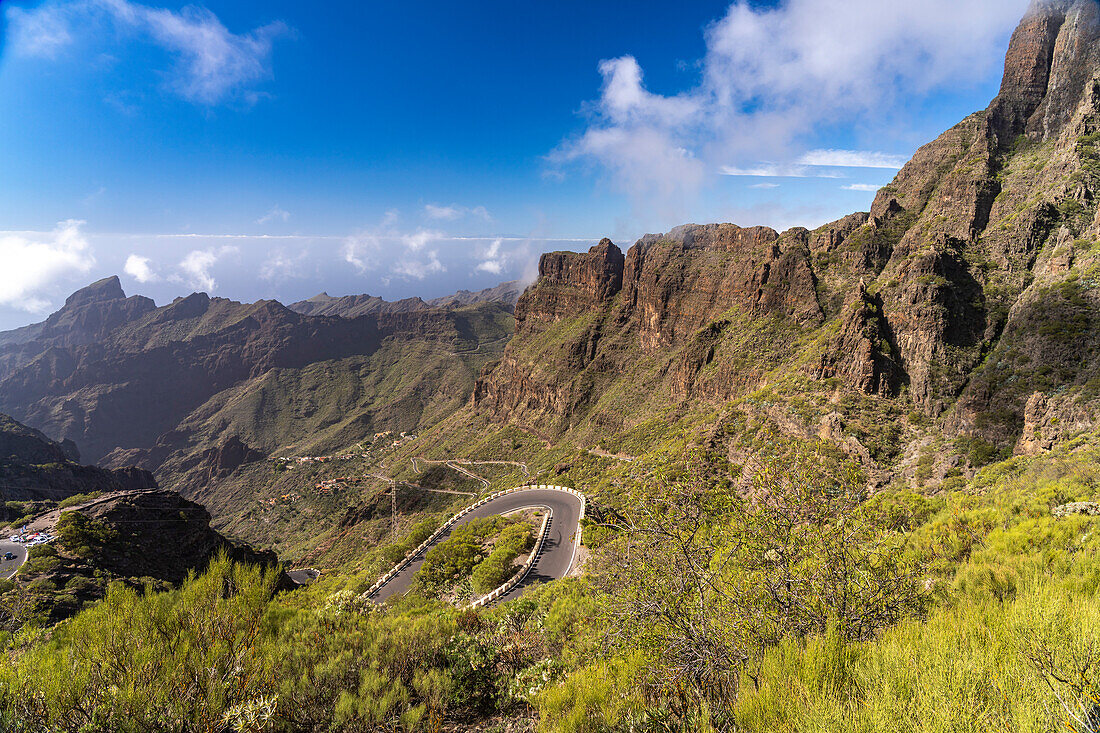 Landschaft im Teno-Gebirge mit der Strasse nach Masca, Teneriffa, Kanarische Inseln, Spanien