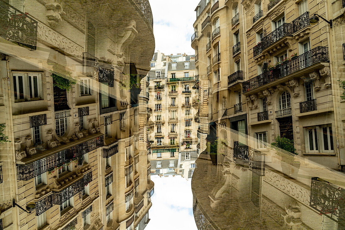 Doppelbelichtung der typischen Pariser Fassaden großer Wohnblöcke, Paris, Frankreich