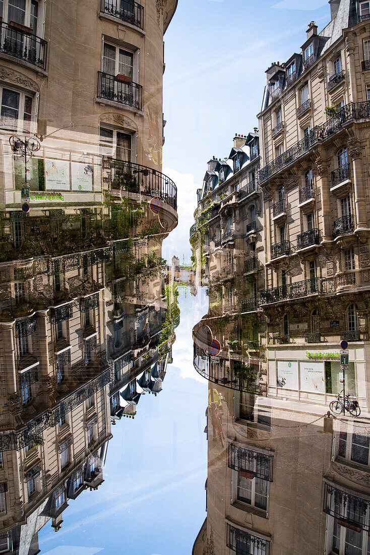 Doppelbelichtung der typischen Pariser Fassaden großer Wohnblöcke, Paris, Frankreich