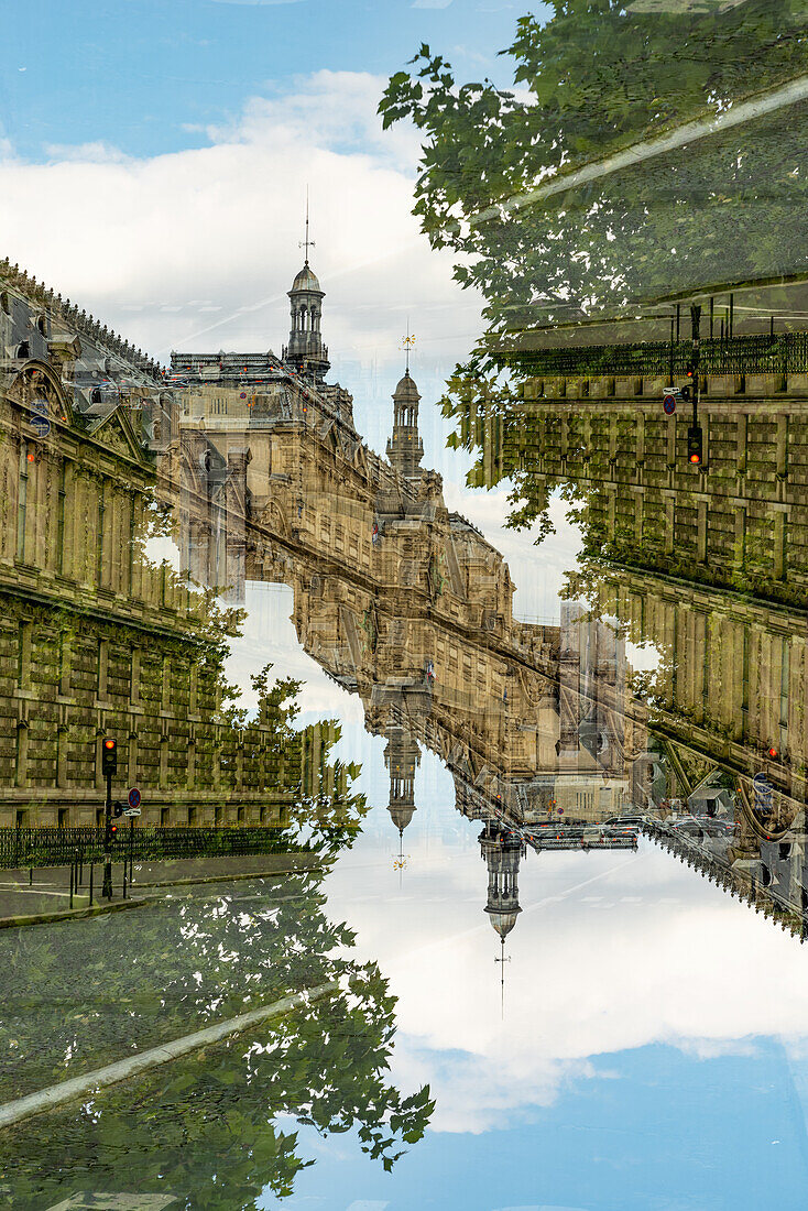 Doppelbelichtung der Gebäude der Ecole du Louvre vom Quai Françcois Mitterrand in Paris, Frankreich.