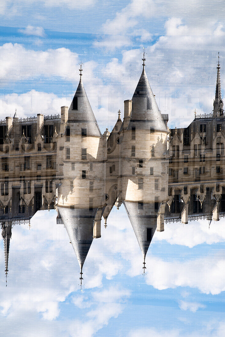 Dächer und Türme der Gebäude entlang des Quai de la Mégisserie in Paris, Frankreich.