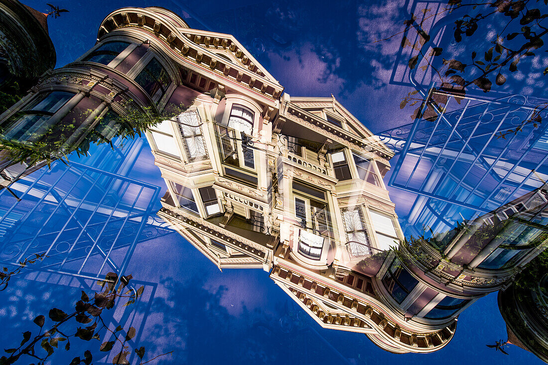 Doppelbelichtung eines farbenfrohen Wohngebäudes aus Holz im viktorianischen Stil in der Steiner Street in San Francisco, Kalifornien