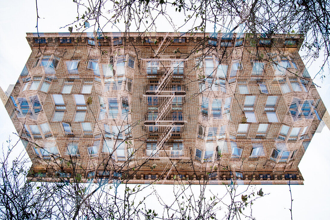 Feuerleiter auf der Rückseite eines Backsteingebäudes in San Francisco, Kalifornien.