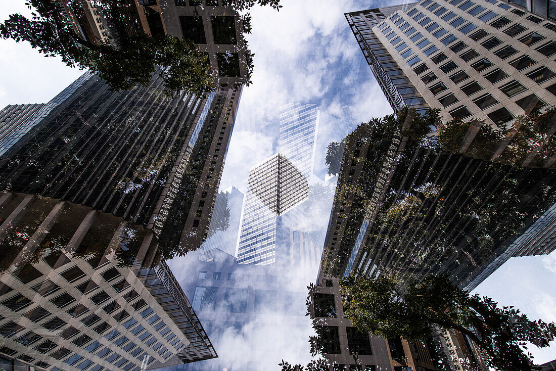 Doppelbelichtung der Hochhäuser in der California Street im Bereich Financial District von San Francisco, Kalifornien.