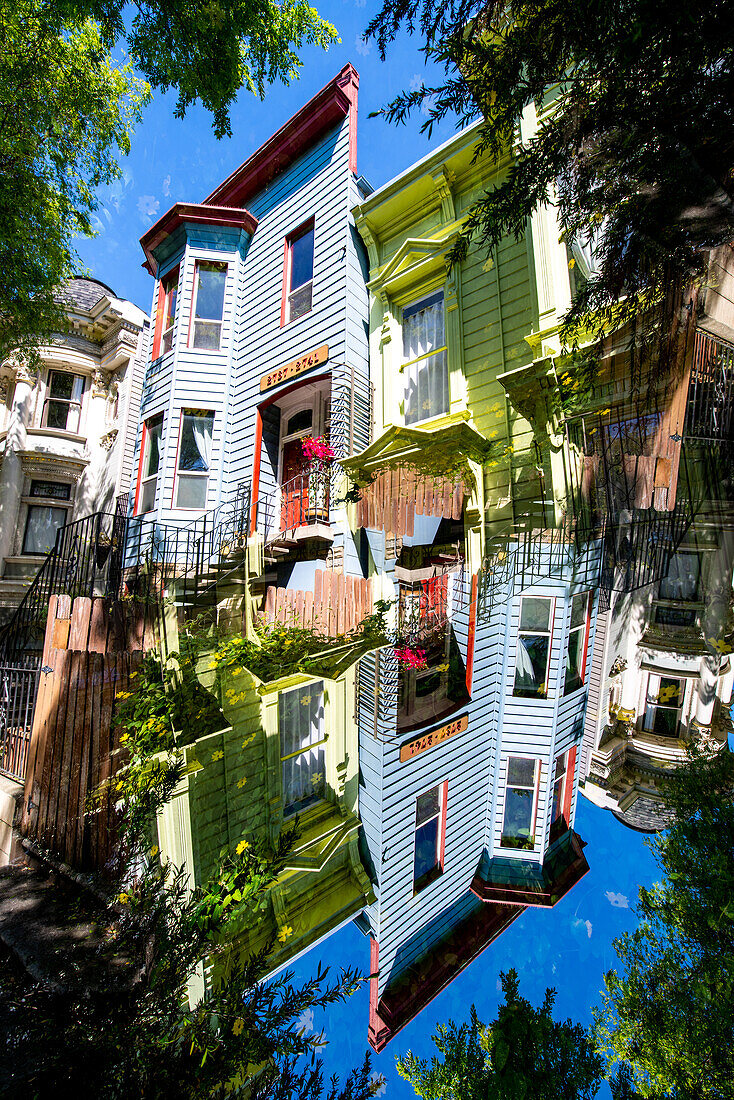 Doppelbelichtung eines farbenfrohen Wohngebäudes aus Holz im viktorianischen Stil im berühmten Missionsviertel in San Francisco, Kalifornien.