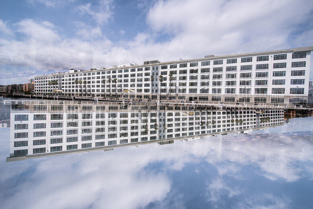 Doppelbelichtung von Wohnungen entlang der Mission Bay in San Francisco, Kalifornien.