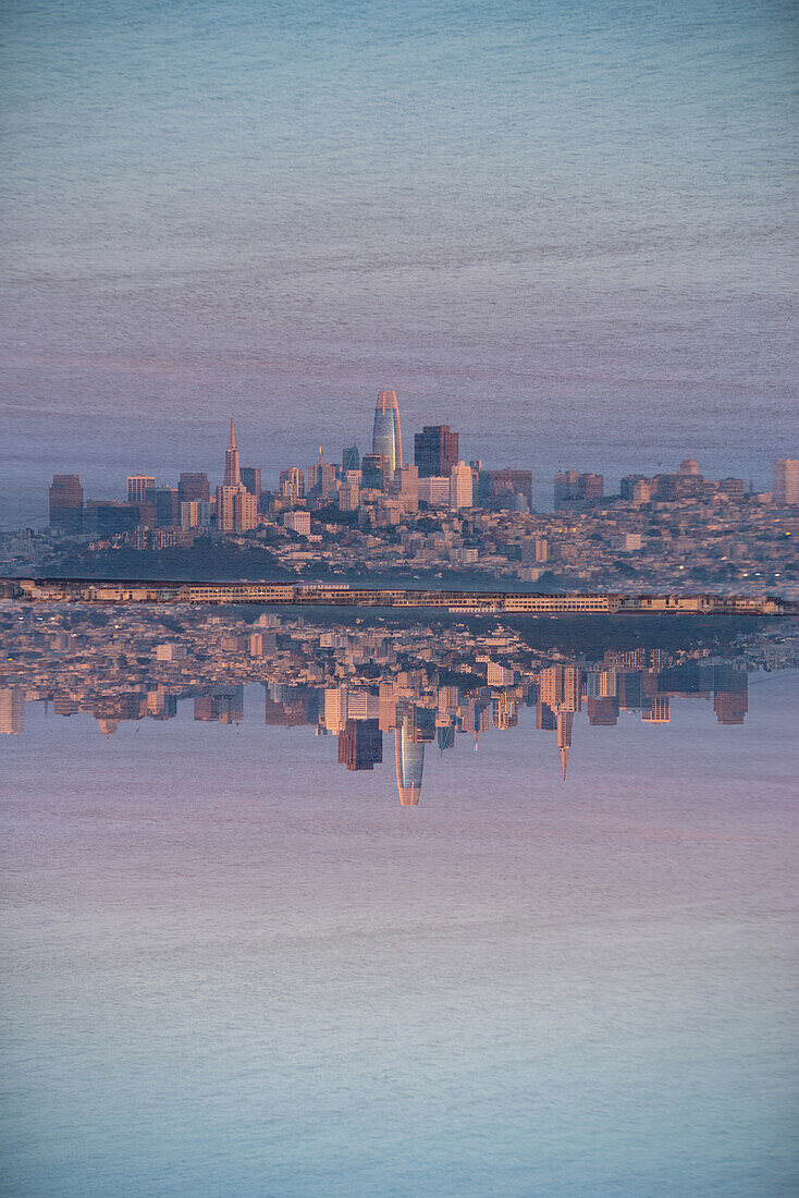 Skyline von San Francisco in der Abenddämmerung von der Nordspitze der Golden Gate Bridge aus gesehen.