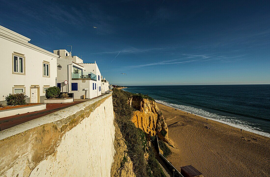 Promenade mit Blick auf den Strand und den Atlantik, Albufeira, Algarve, Portugal