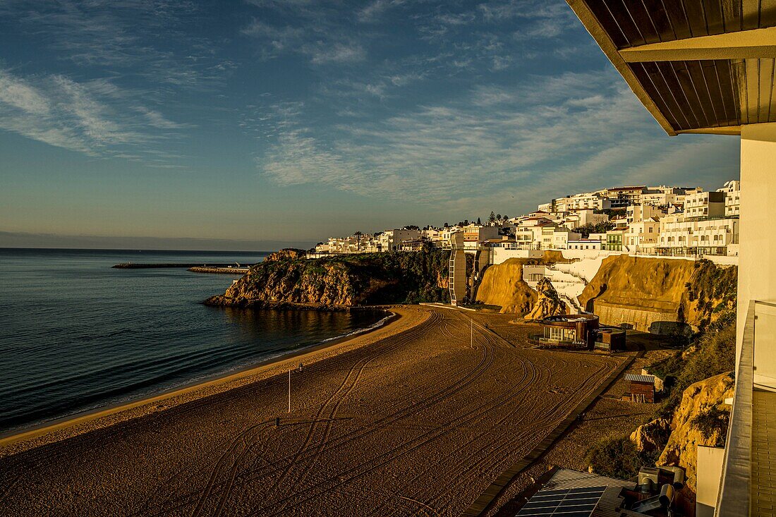 Praia do Peneco und der Aufzug zur Altstadt im Licht der Morgensonne, Albufeira, Algarve, Portugal