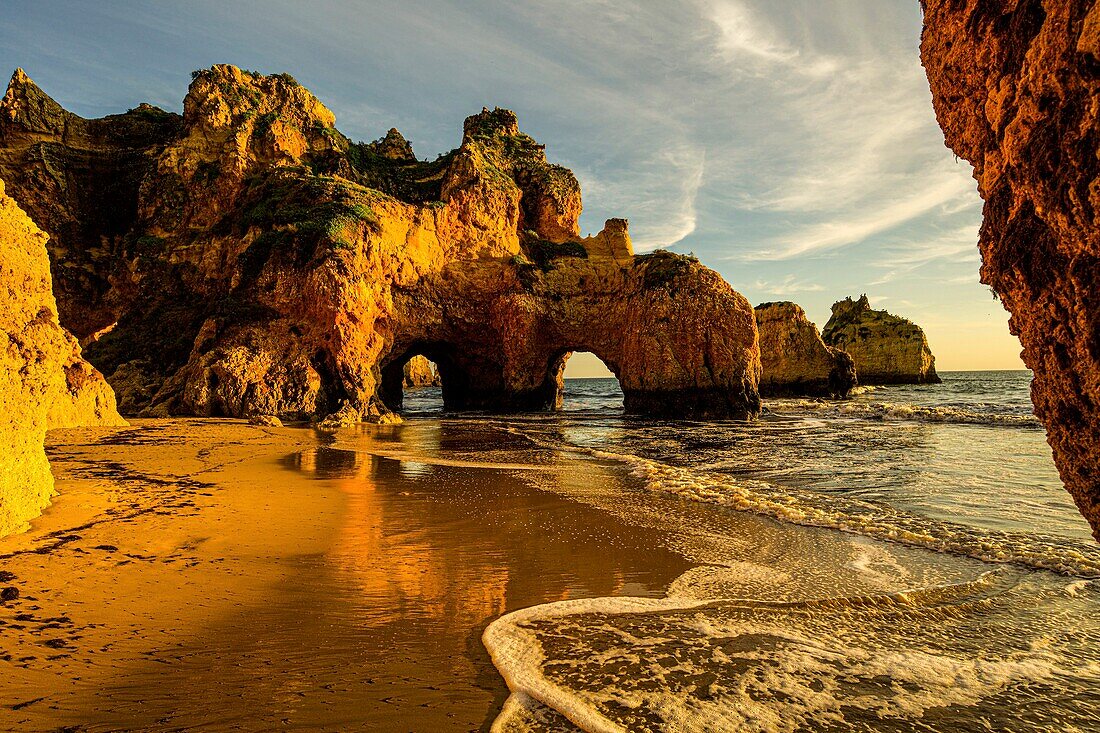 Felsentore an der Praia dos três Irmaos, Alvor, Algarve, Portugal