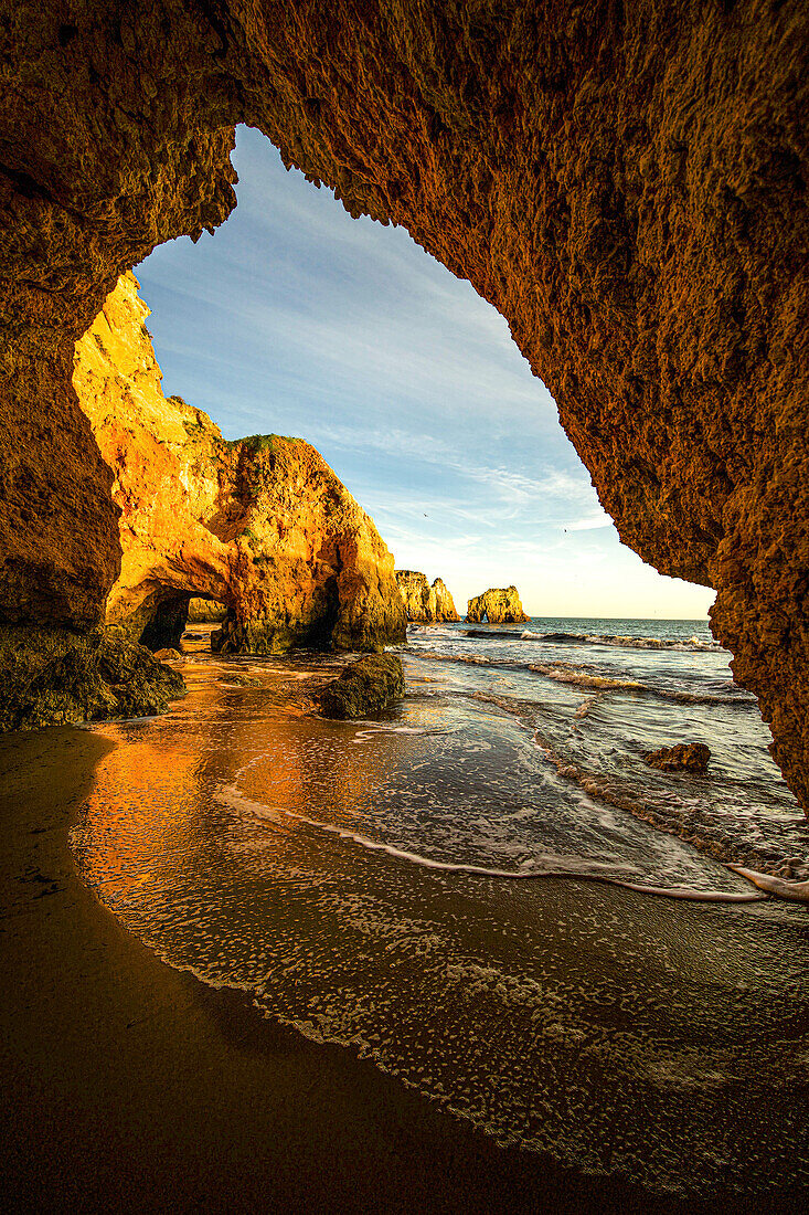 Felsentore an der Praia dos três Irmaos, Alvor, Algarve, Portugal