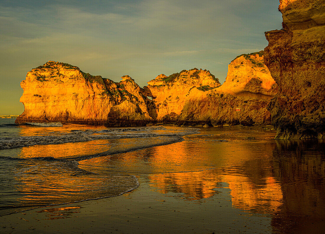 Praia dos três Irmaos im Licht der Morgensonne, Alvor, Algarve, Portugal