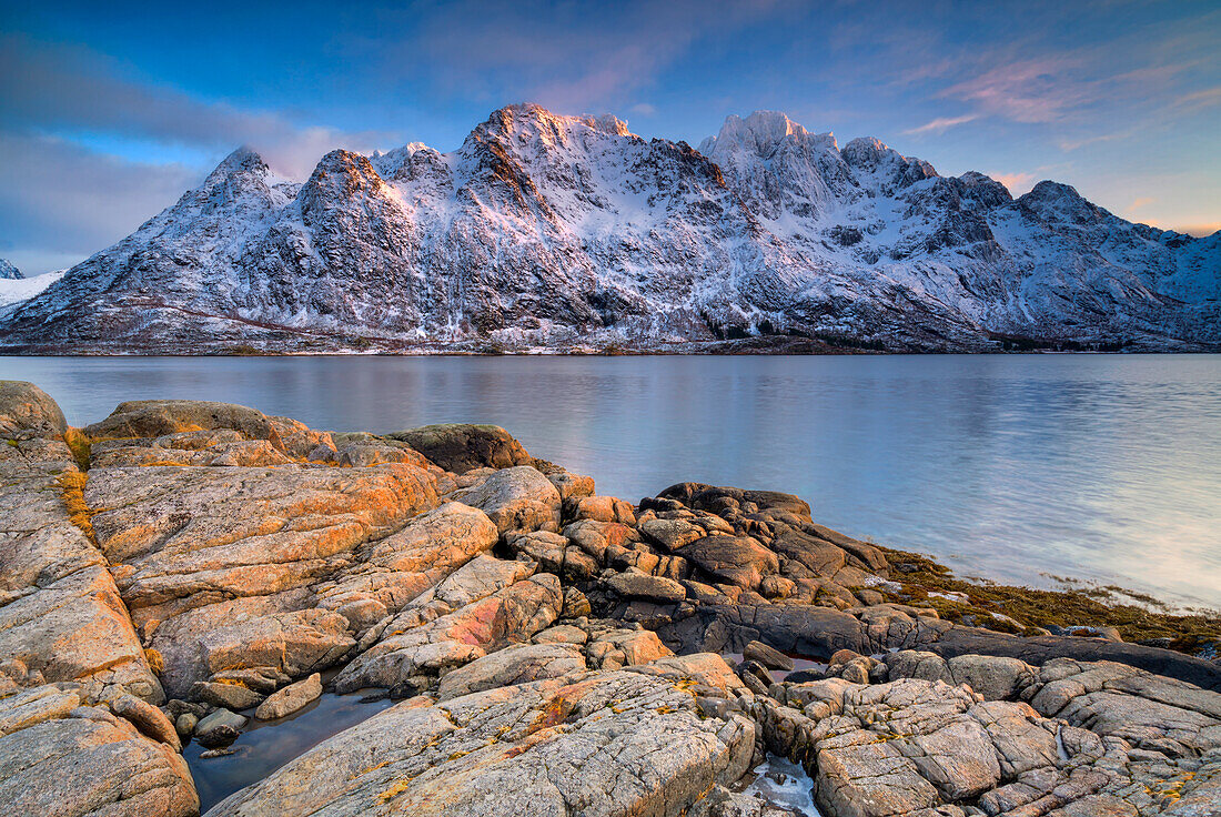 Wunderbares Winterlicht an den Bergen des Austnesfjords, Lofoten, Norwegen.