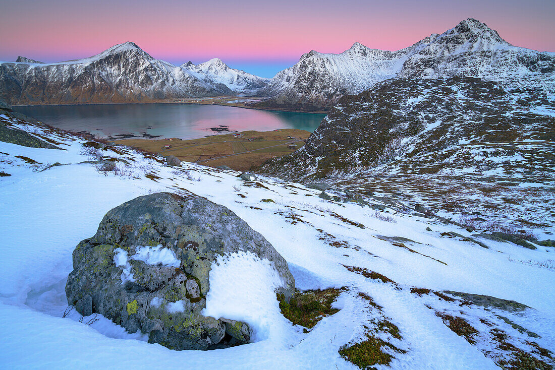 Ausblick von einem Gipfel auf die Berge der Lofoten bei schönstem Winterlicht, Norwegen