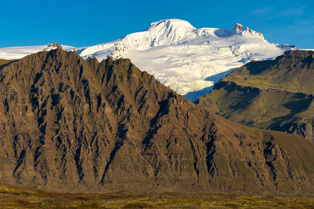Berglandschaft mit dem Vulkan Hvannadalshnúkur auf Island, Island.