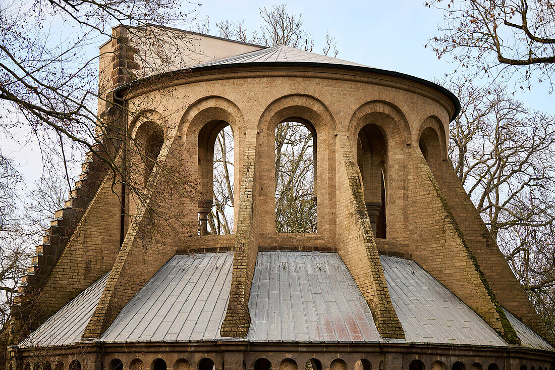 Rückseitige Fassade und Überreste einer Zisterzienserabtei aus dem 13. Jh. mit barocken Ergänzungen, Kloster Heisterbach, Königswinter, NRW, Deutschland.