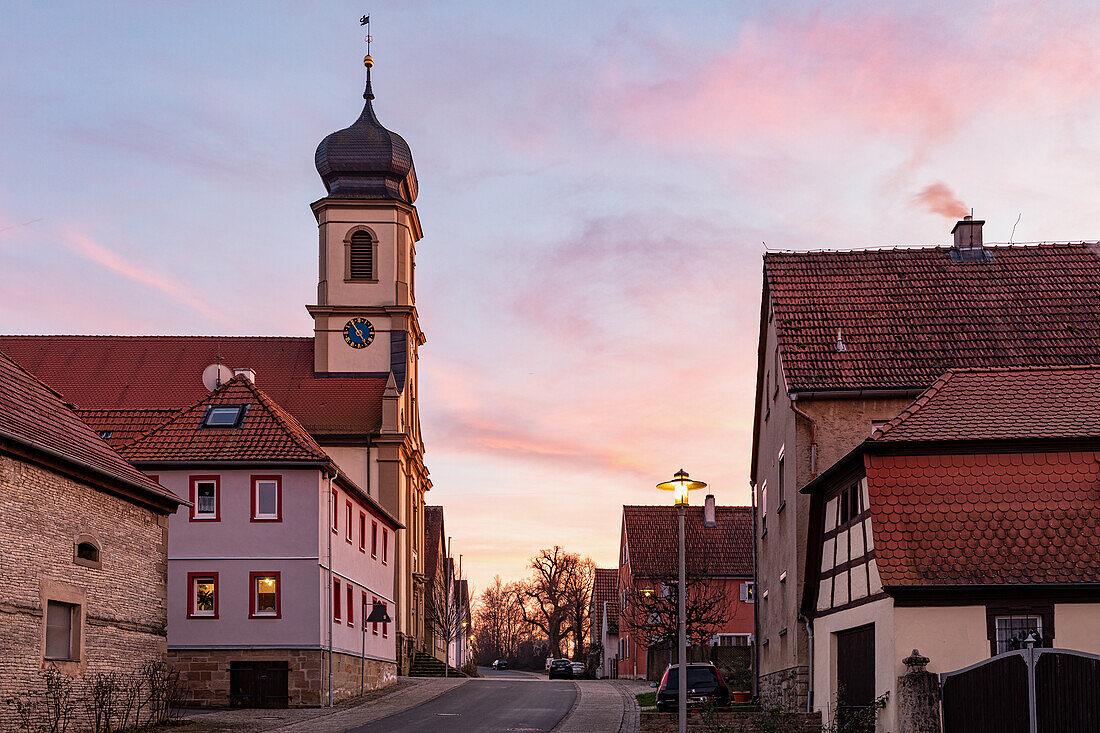 Blick in die Kirchstrasse von Possenheim, Iphofen, Kitzingen, Unterfranken, Franken, Bayern, Deutschland, Europa