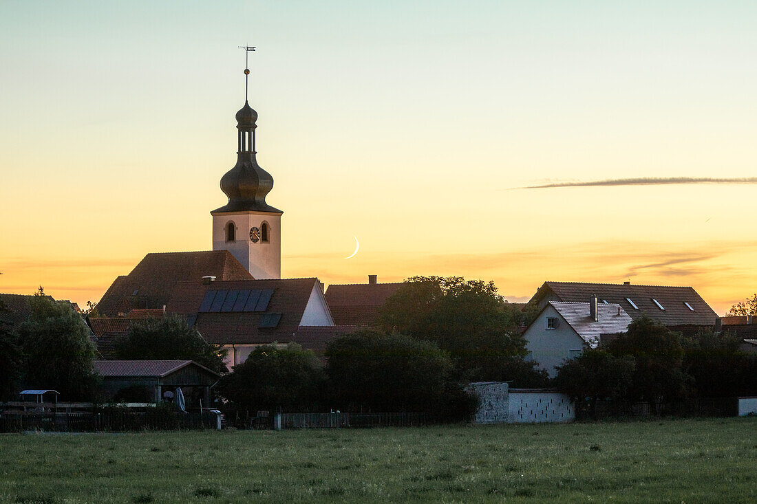 Sichelmond über Nenzenheim, Iphofen, Kitzingen, Unterfranken, Franken, Bayern, Deutschland, Europa