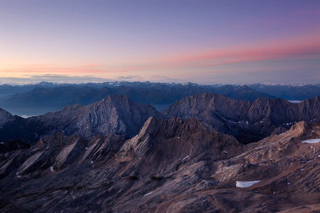 Blick vom Gipfel der Zugspitze über das Zugspitzplatt auf die Stubaier Alpen, Bayern, Deutschland