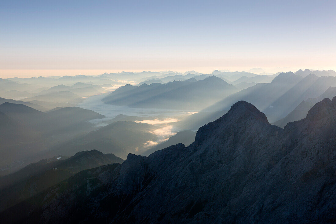 Blick vom Gipfel der Zugspitze ins Tal der Isar, Bayern, Deutschland