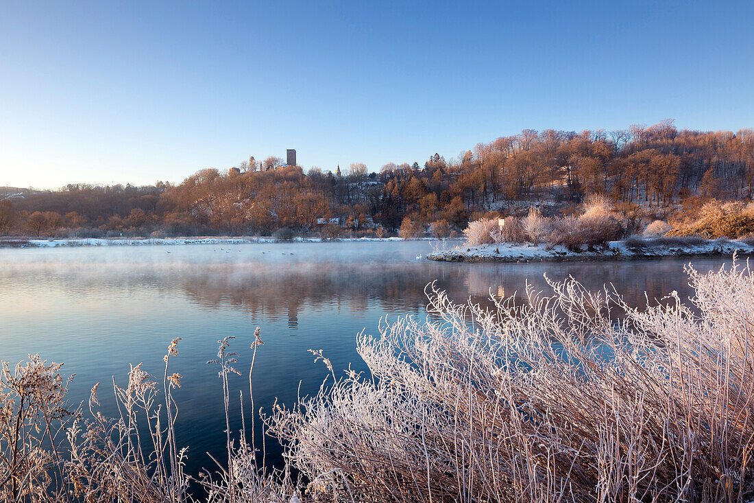 Wintermorgen an der Ruhr, Blick zur Burg Blankenstein bei Hattingen, Ruhrgebiet, Nordrhein-Westfalen, Deutschland