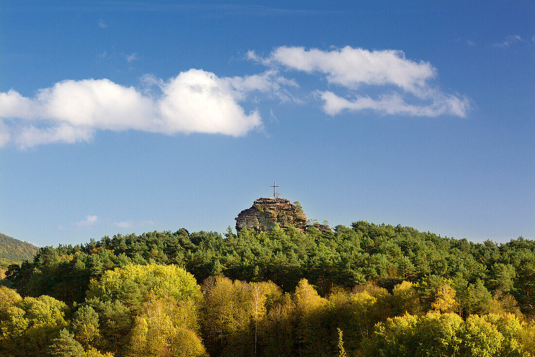 Gipfelkreuz auf einem Felsen, Pfälzer Wald, Pfalz, Rheinland-Pfalz, Deutschland