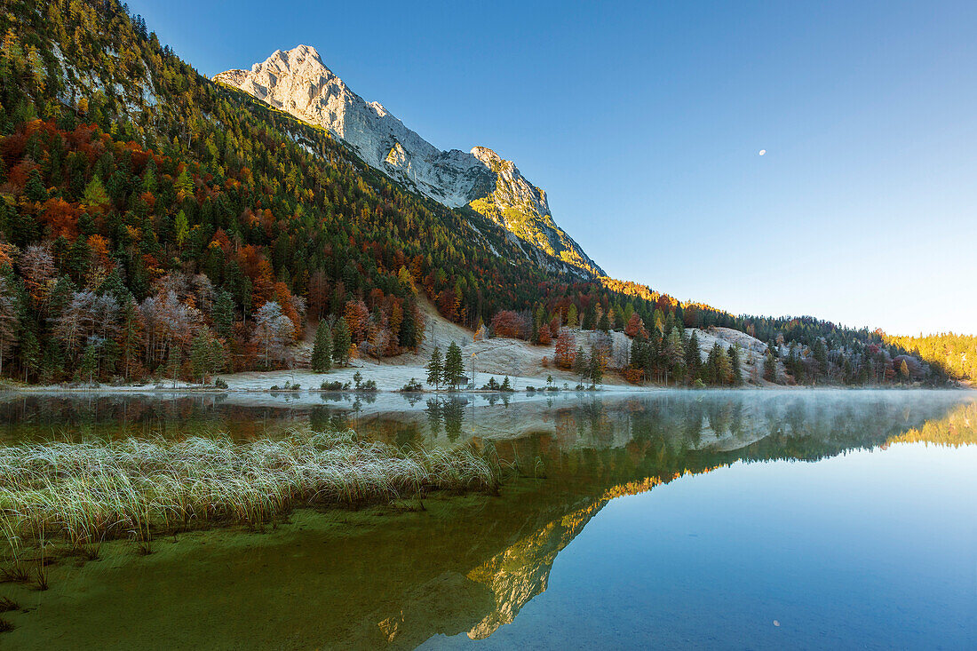 Ferchensee unterhalb der Wettersteinspitze, bei Mittenwald, Wettersteingebirge, Bayern, Deutschland