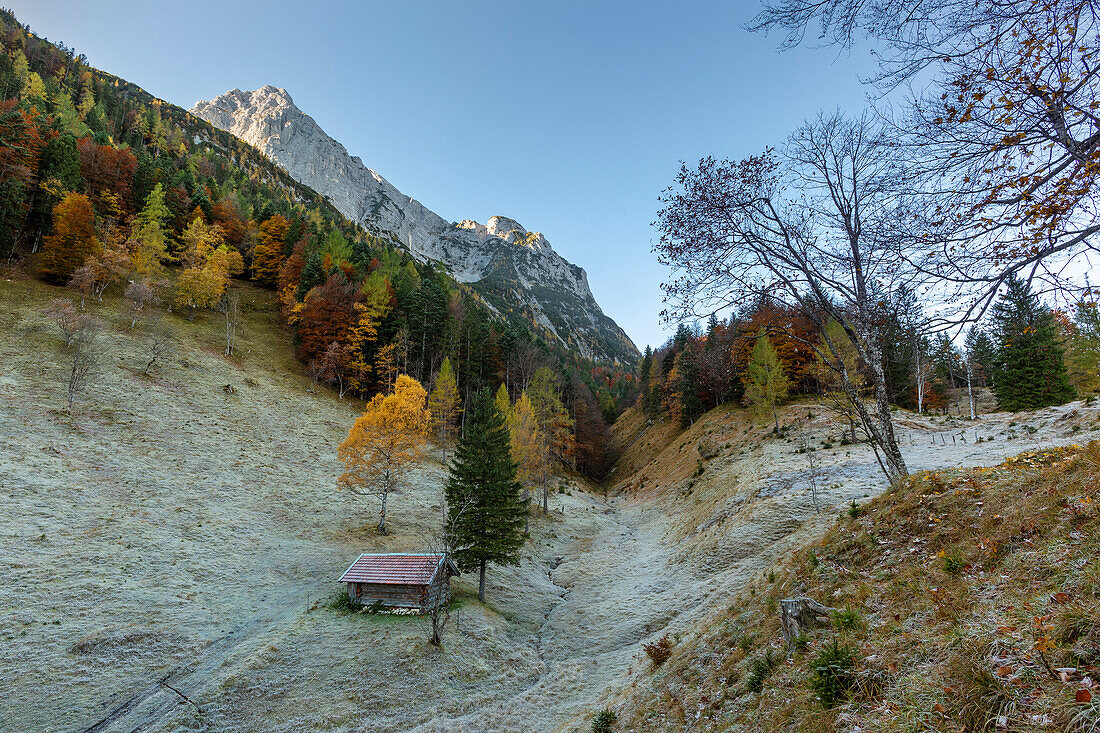 Hütte am Ferchensee, below the Wettersteinspitze, near Mittenwald, Wettersteingebirge, Bavaria, Germany