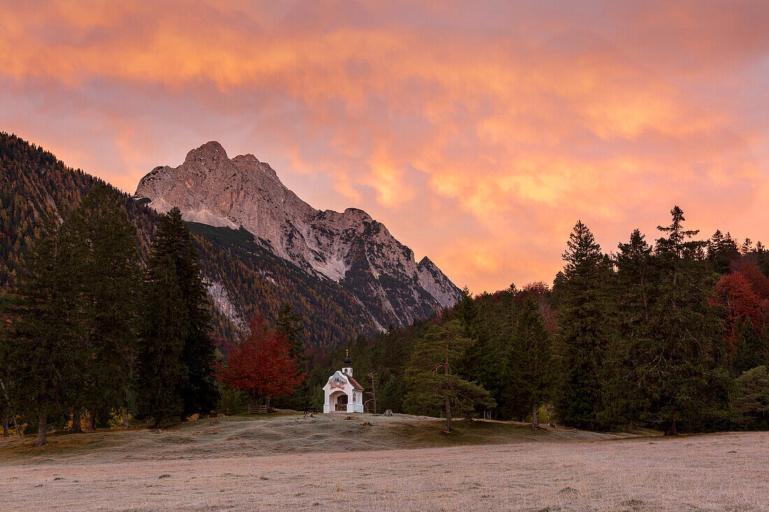 Chapel Maria Queen, in front of the Wettersteinspitze, on the Lautersee, near Mittenwald, Wettersteingebirge, Bavaria, Germany