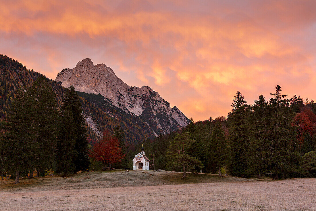 Kapelle Maria Königin, vor der Wettersteinspitze, am Lautersee, bei Mittenwald, Wettersteingebirge, Bayern, Deutschland