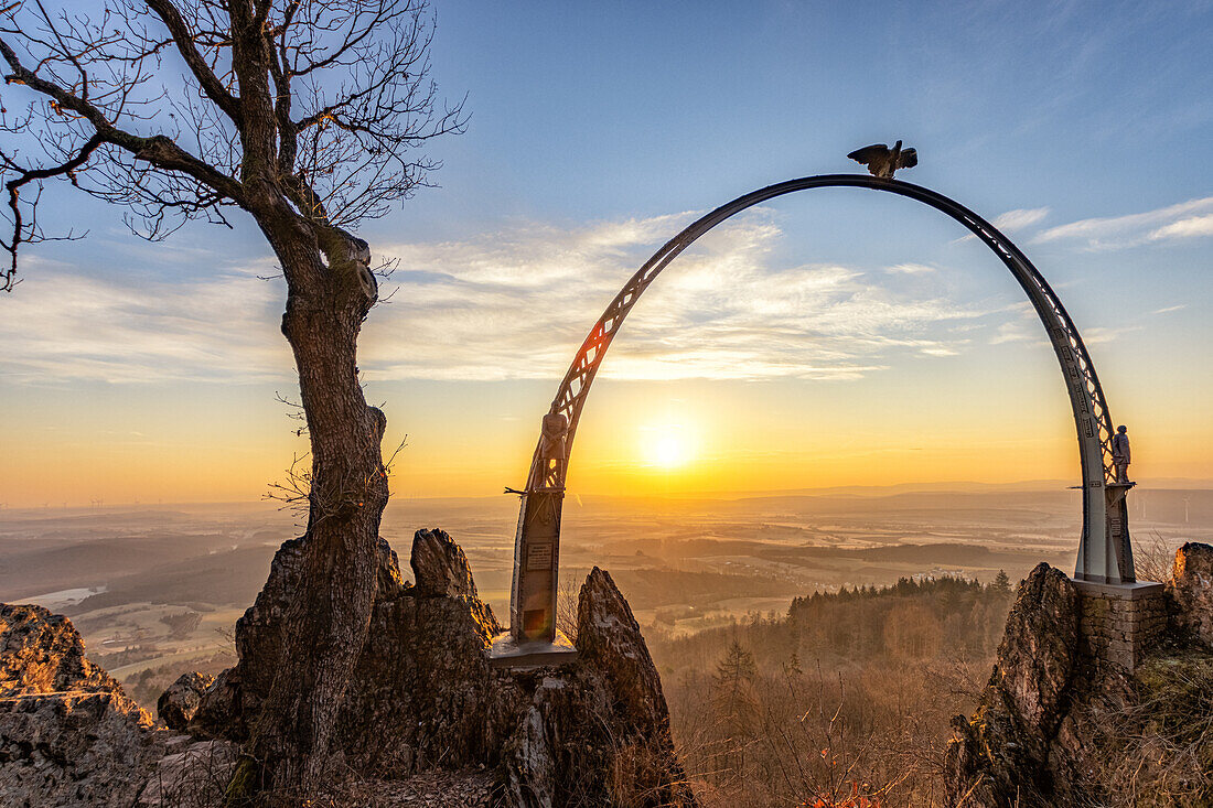 Sonnenaufgang am Adlerbogen, Donnersberg, Rheinland-Pfalz, Deutschland