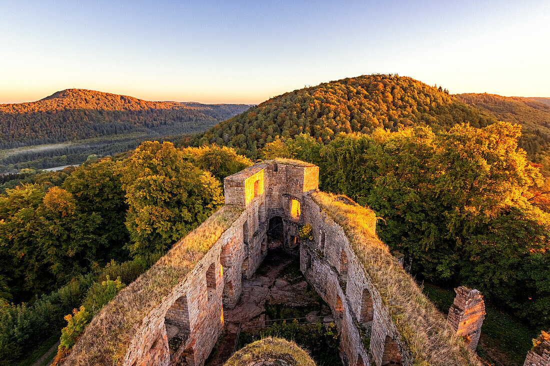 Sonnenaufgang an der Burg Gräfenstein, Rheinland-Pfalz, Deutschland