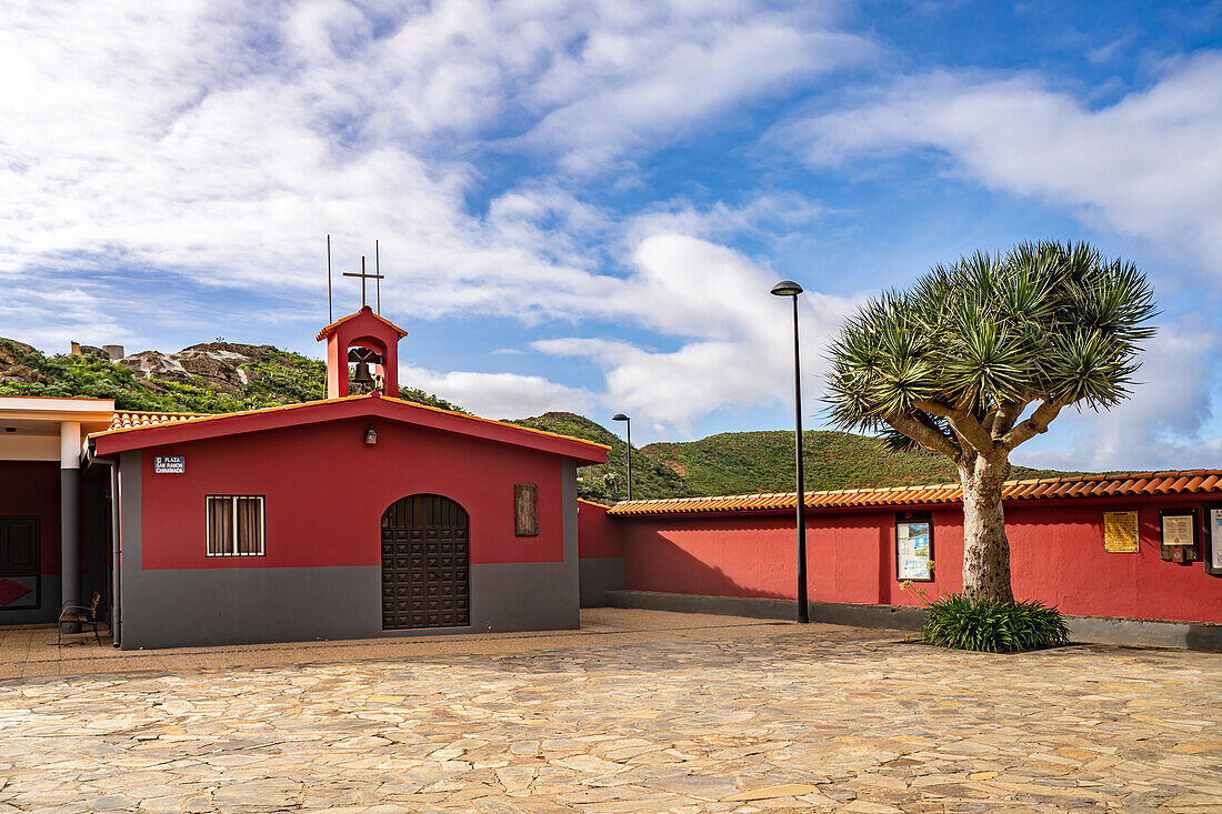 Die Kirche Iglesia de San Ramón im Höhlendorf Chinamada, Teneriffa, Kanarische Inseln, Spanien