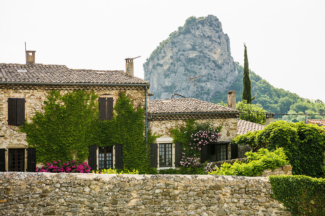 Mittelalterliches Dorf und Felsen, Saou, Département Drôme, Auvergne-Rhône-Alpes, Provence, Frankreich