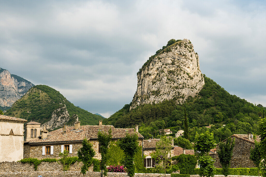Mittelalterliches Dorf und Felsen, Saou, Département Drôme, Auvergne-Rhône-Alpes, Provence, Frankreich