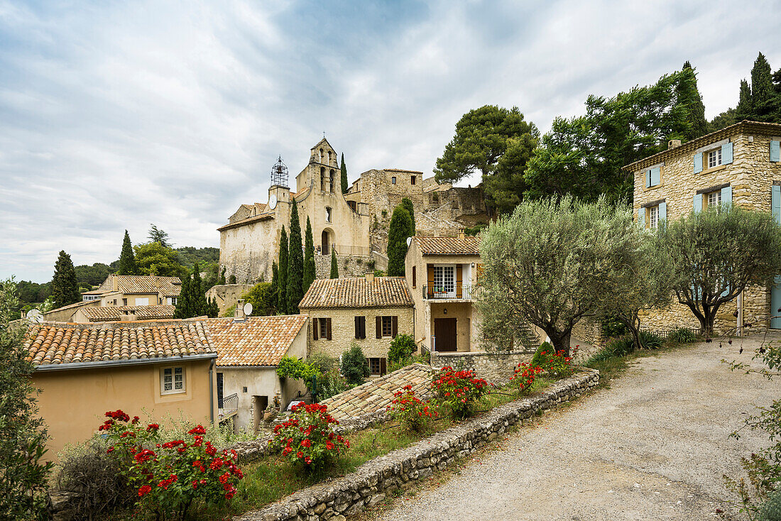 Picturesque mountain village, Gigondas, Dentelles de Montmirail, Vaucluse Department, Provence, Provence-Alpes-Côte dAzur, France