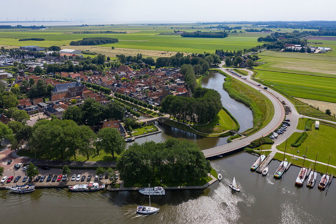Luftaufnahme von Le Boat Elegance Hausboot am Anleger der Stadt, Sloten, Friesland, Niederlande, Europa