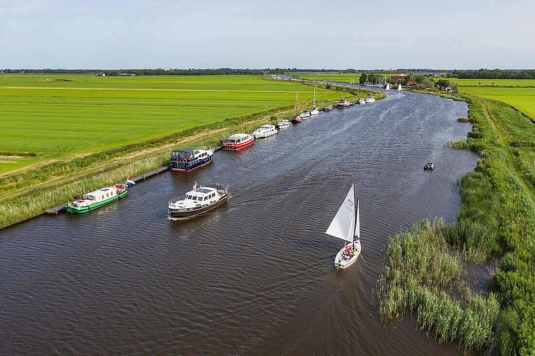 Luftaufnahme von Booten auf Fluss Noarder Alde Wei, Broek, Friesland, Niederlande, Europa