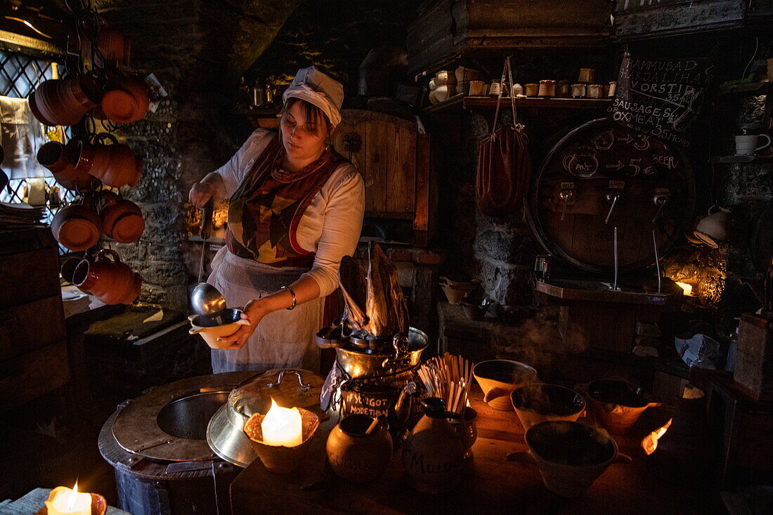 Frau in mittelalterlicher Tracht serviert köstliche Elchsuppe im Restaurant Inn Krug Korts am Rathausplatz Raekoja Plats, Tallinn, Harjumaa, Estland, Europa