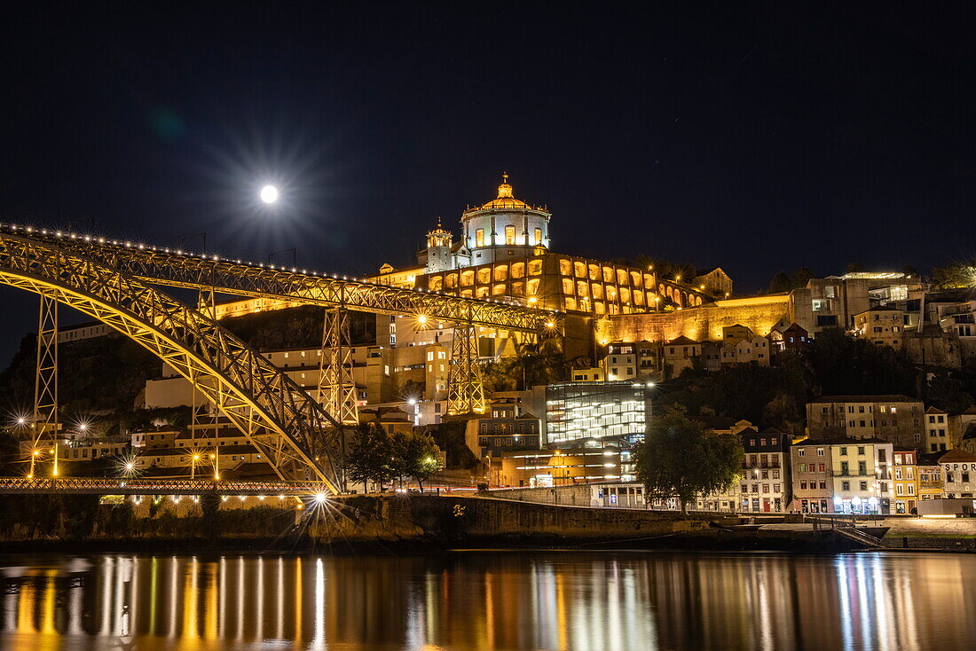 Mondaufgang hinter Brücke Ponte Dom Luis I und Serra do Pilar bei Nacht, Vila Nova de Gaia, Porto, Portugal, Europa