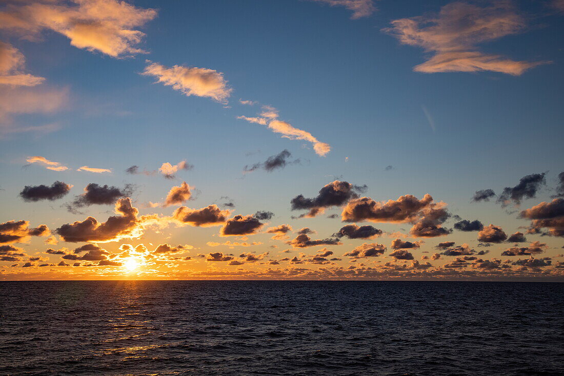 Wolken bei Sonnenaufgang, Ostsee, in der Nähe von Schweden, Europa