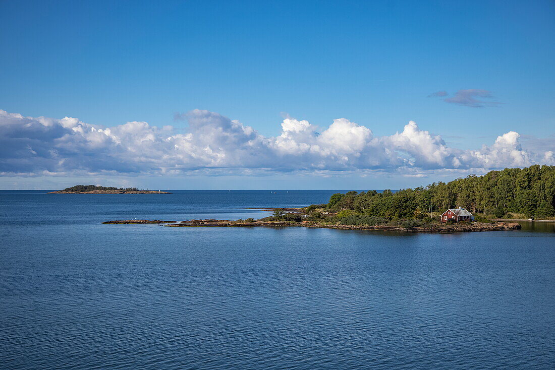 Holzhaus entlang der Küste mit Insel in Ferne, Mariehamn, Alandinseln, Europa