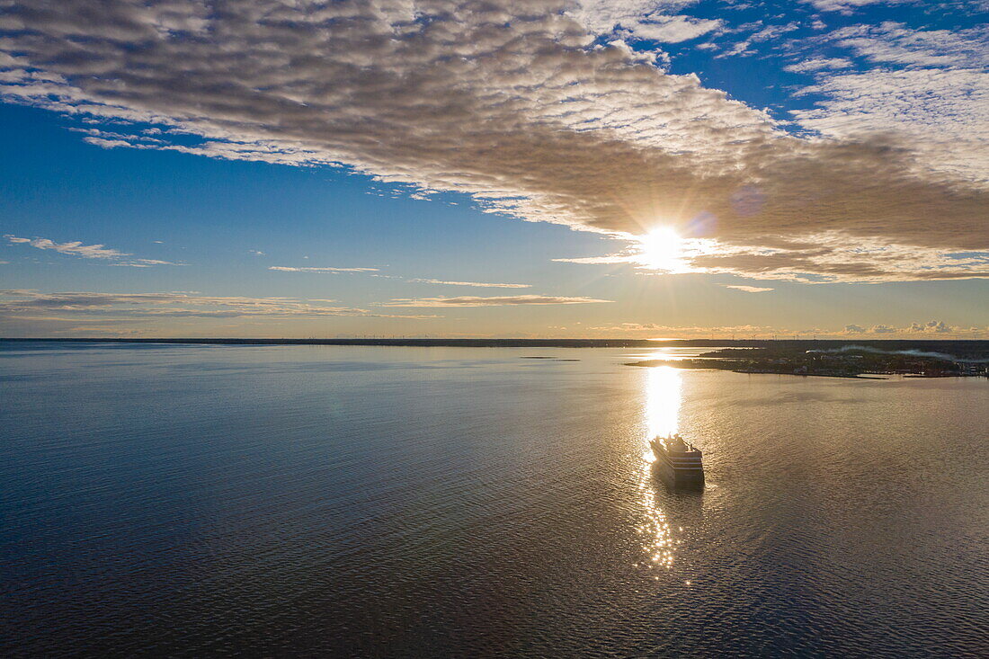 Luftaufnahme mit Silhouette von Expeditionskreuzfahrtschiff World Voyager (nicko cruises) mit der Insel Öland bei Sonnenaufgang, Borgholm, Öland, Schweden, Europa