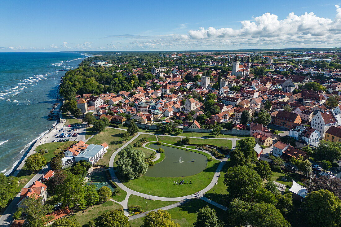 Luftaufnahme von See mit Springbrunnen im Almedalen Park in der Altstadt, Visby, Gotland, Schweden, Europa