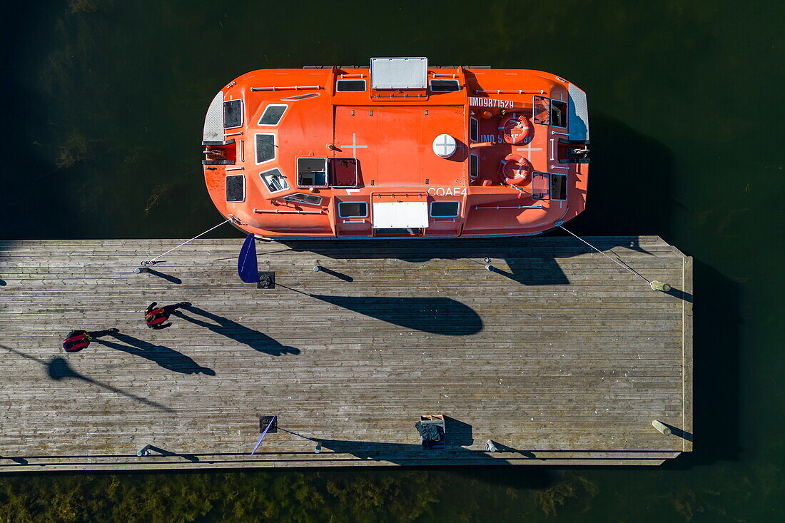 Luftaufnahme von Tenderboot vom Expeditionskreuzfahrtschiff World Voyager (nicko cruises) am Pier, Borgholm, Öland, Schweden, Europa