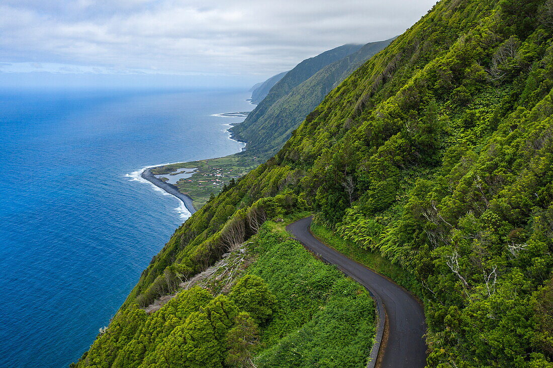 Luftaufnahme von Straße entlang bewaldeter Küste am Meer, Norte Pequeno, Insel São Miguel, Azoren, Portugal, Europa