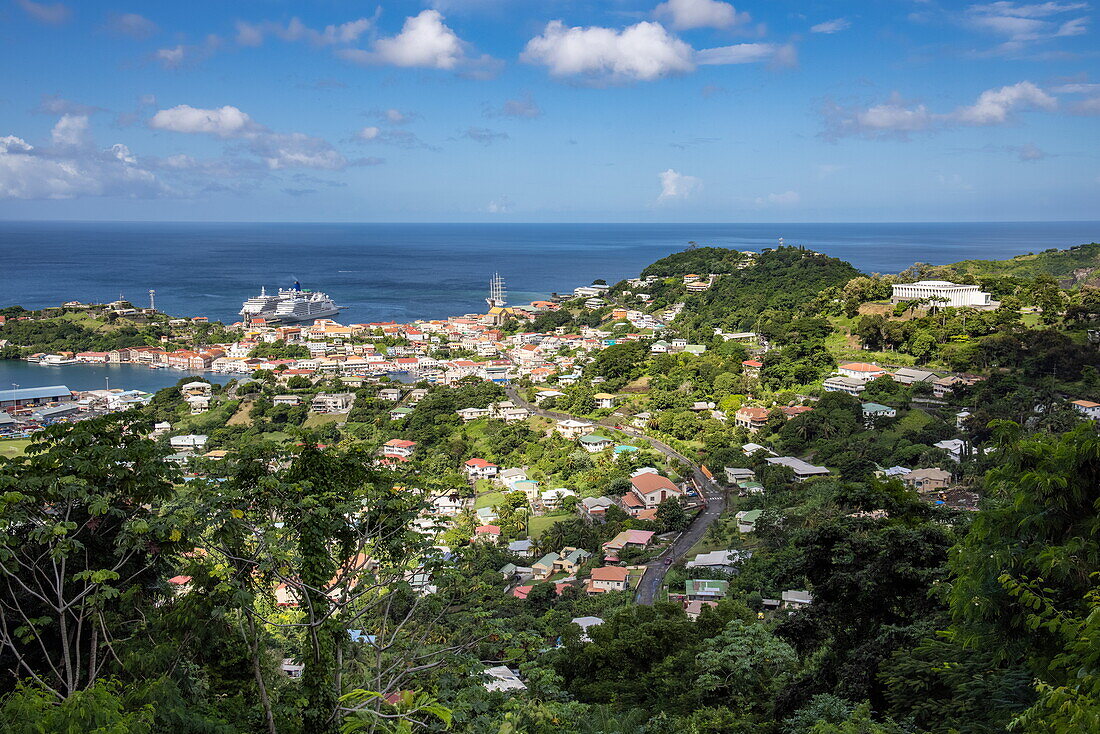 Blick über Stadt mit Kreuzfahrtschiffe am Cruise Port Terminal, Saint George's, Saint George, Grenada, Karibik