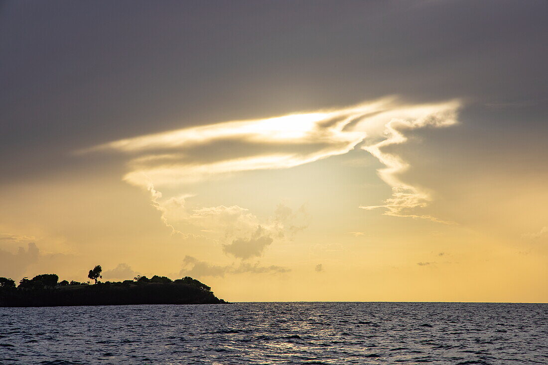 Landzunge und dramatische Wolken bei Sonnenuntergang, in der Nähe von Saint George's, Saint George, Grenada, Karibik