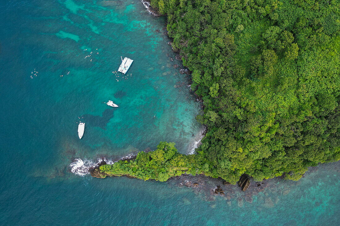 Luftaufnahme von Menschen, die von Ausflugsbooten aus in der Moilinere Bay schwimmen und schnorcheln, in der Nähe von Saint George, Grenada, Karibik