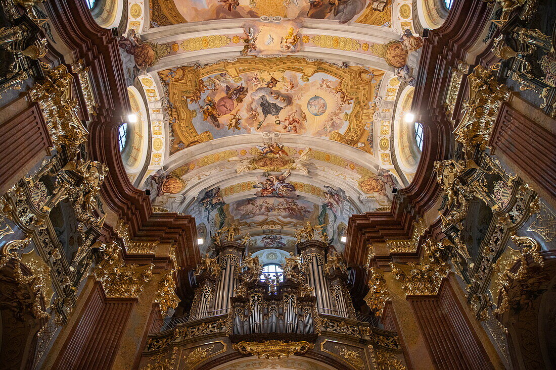 Blick hoch zu Orgel und Decke des Stift Melk, Melk, Wachau, Niederösterreich, Österreich, Europa